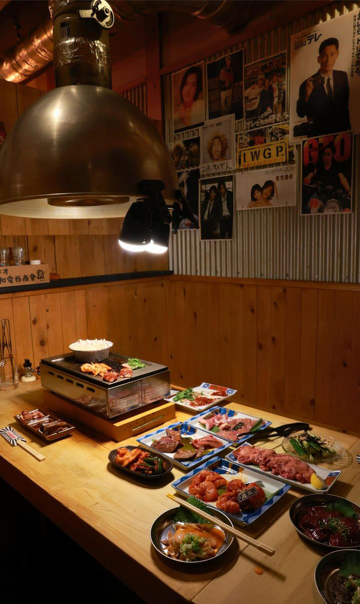 料理が並ぶ一笑の半個室テーブル席。実際の店内と焼き台