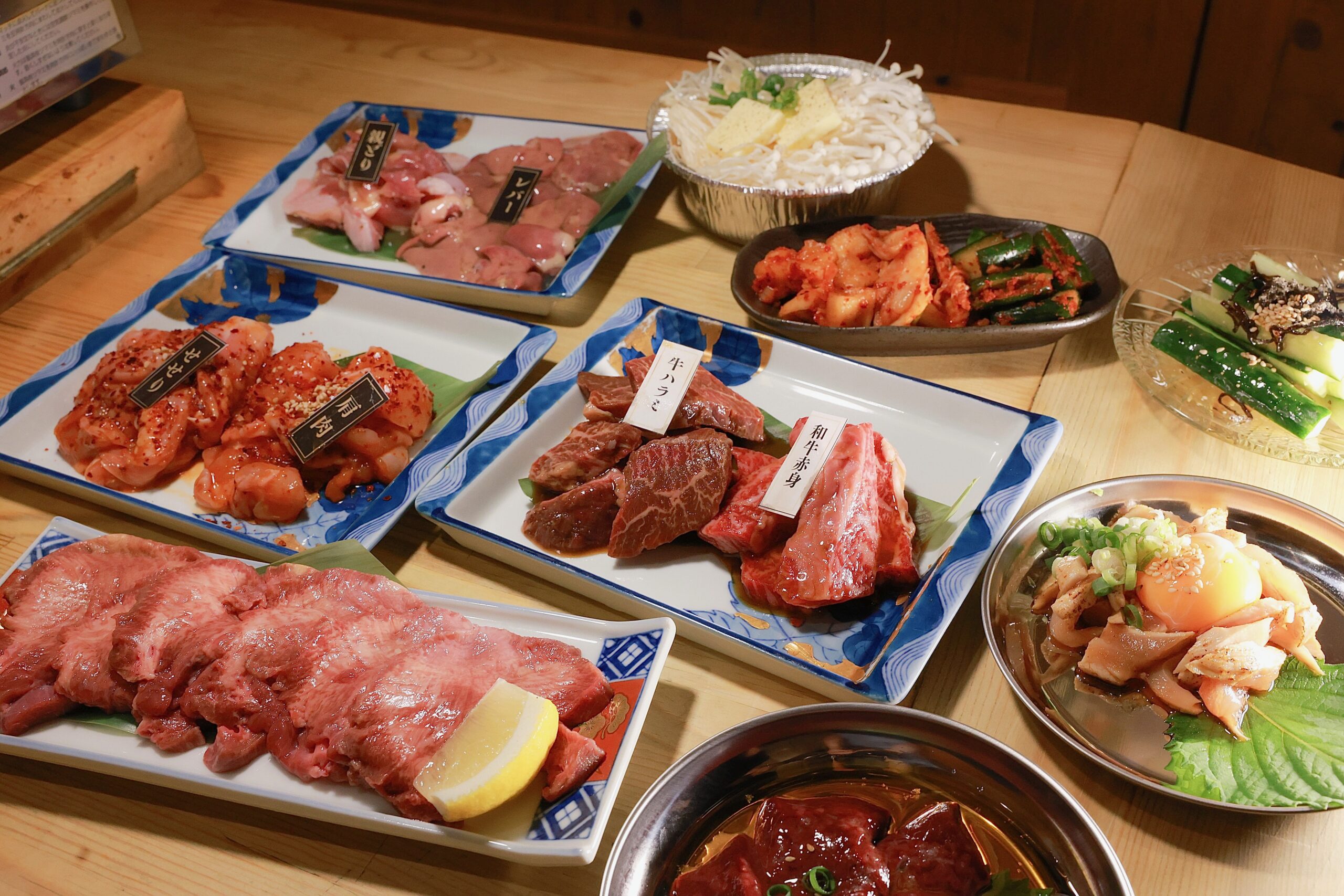 一笑のテーブルに並ぶ焼肉料理