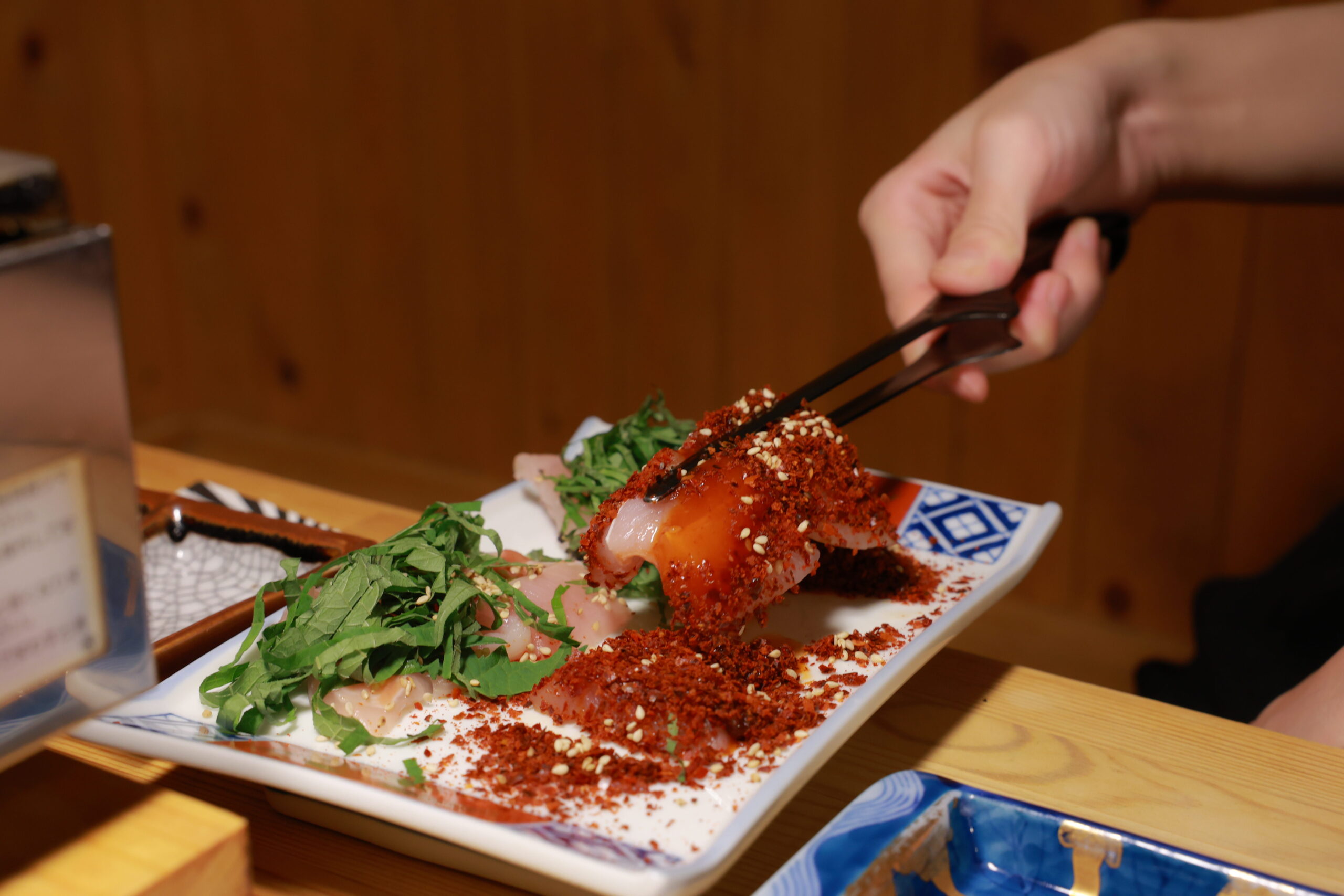 焼く前のささみ焼き2種盛り。梅しそとピリ辛を一皿に盛り付けた実際の料理