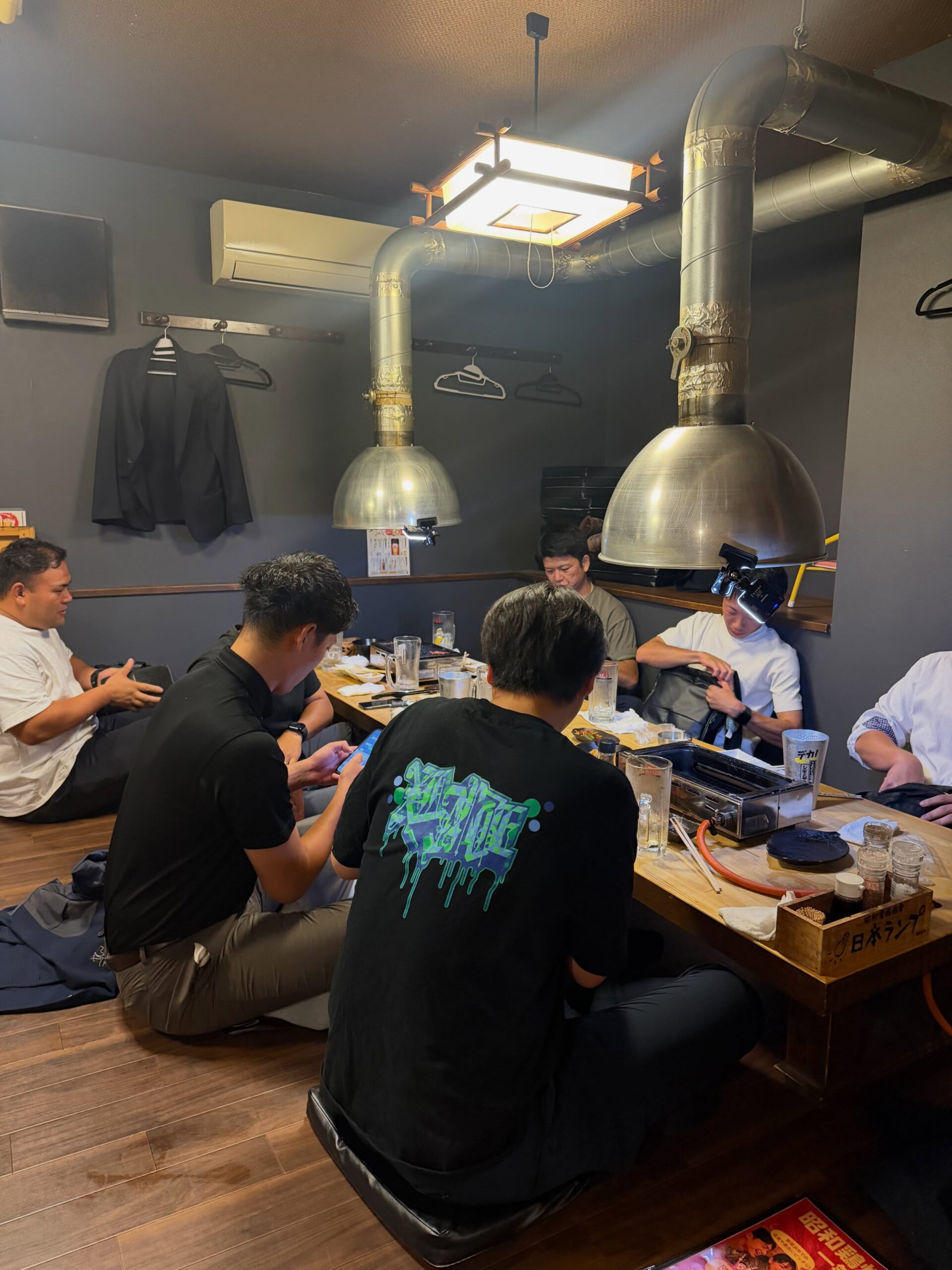 一笑の座敷で焼肉を囲むお客様