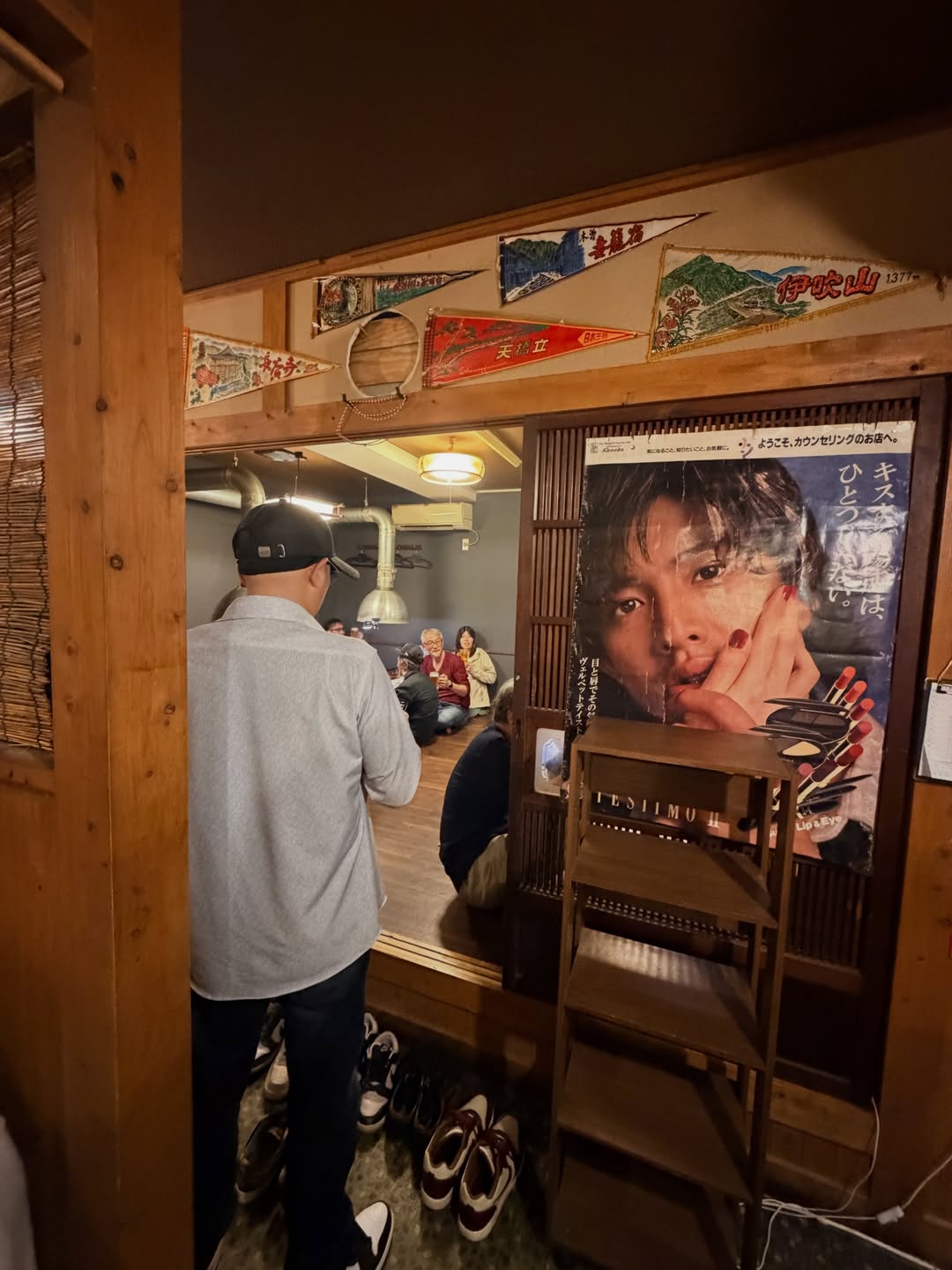 座敷へ続く一笑の店内とお集まりの風景