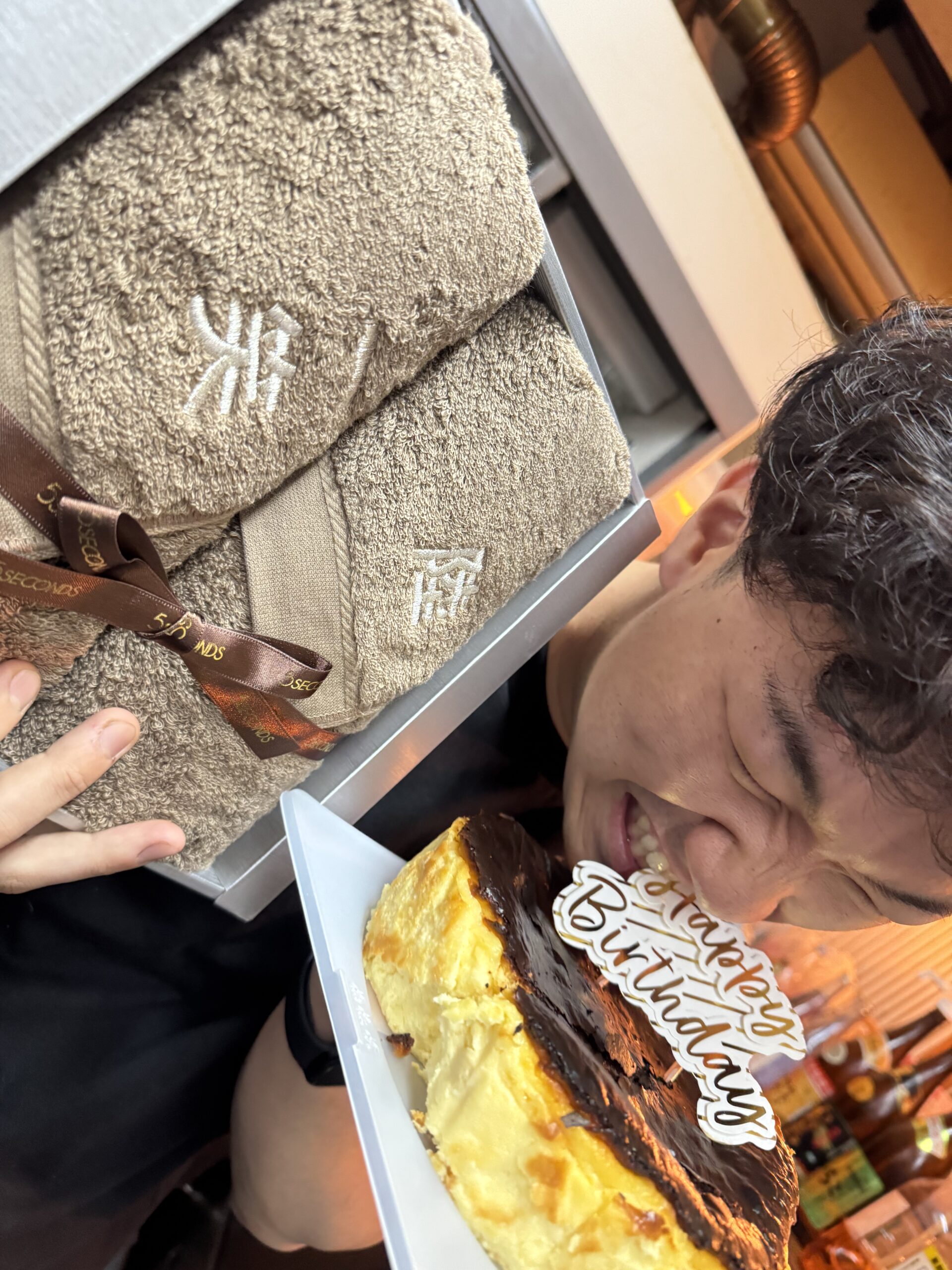 一笑の店内で記念のケーキを囲む笑顔の写真