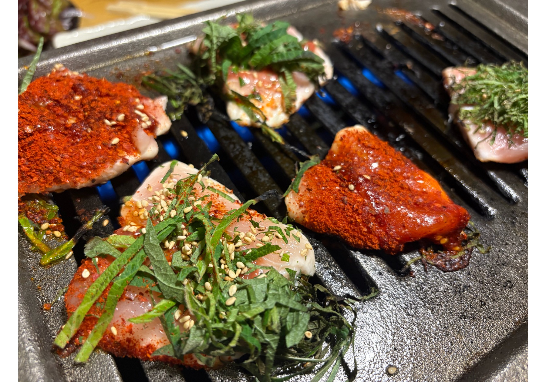 一笑の実際の鉄板で焼く、梅しそとピリ辛のささみ焼き